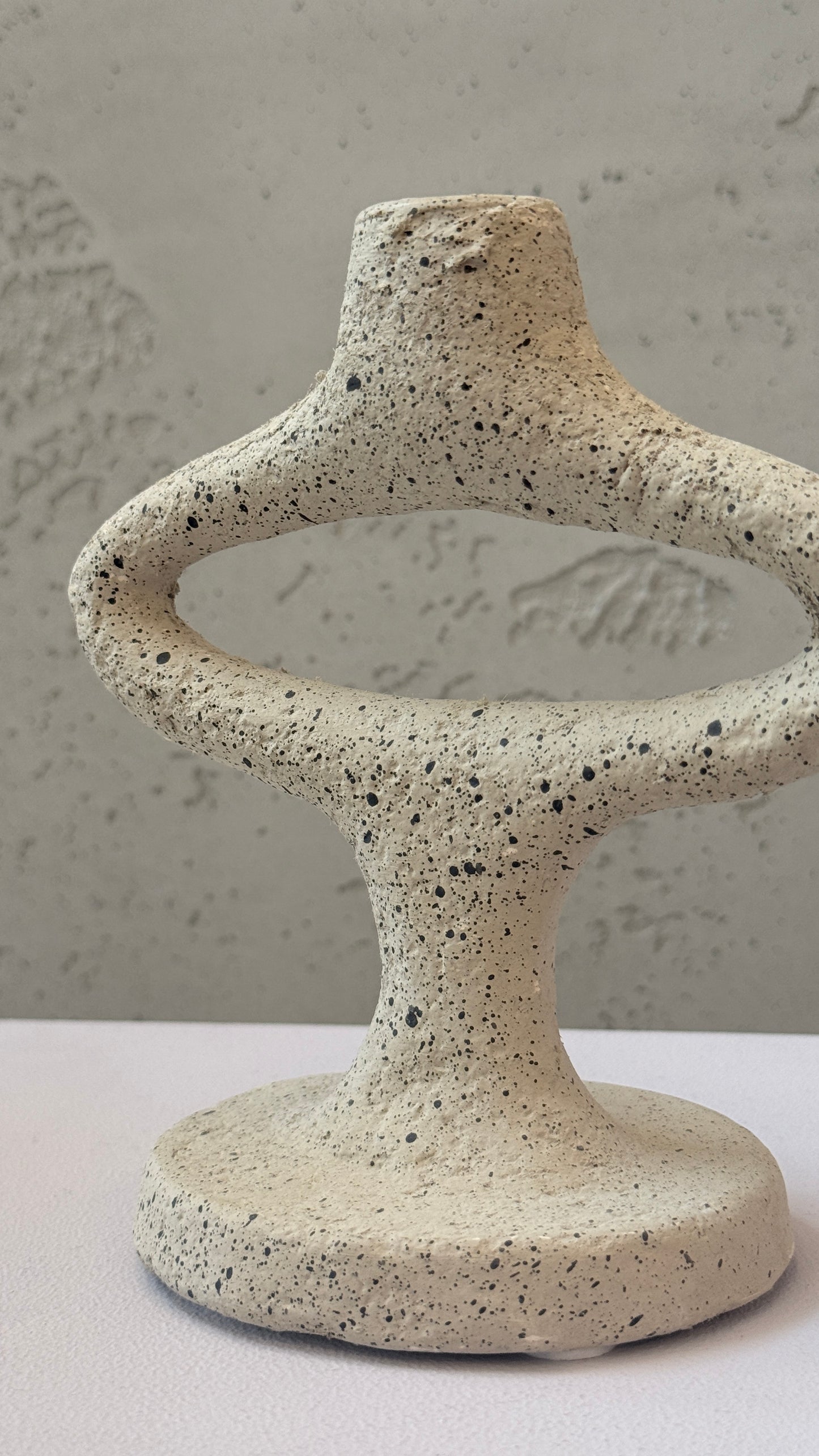 Loop Stone Kerzenständer